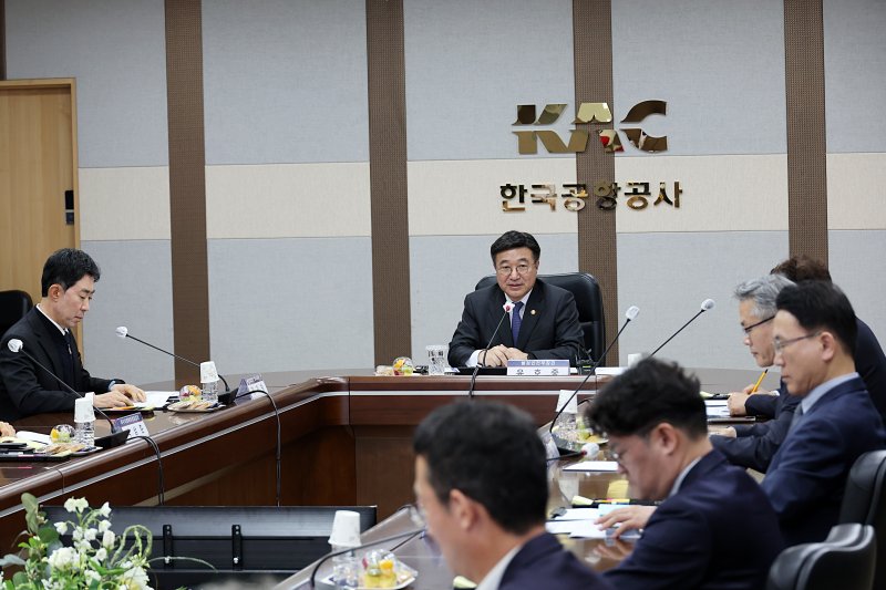 지난 3월 30일 윤호중 행정안전부 장관이 제주국제공항에서 제주경찰청·제주지방해양경찰청·제주세관 등 관계기관과 해외 불법 마약류 유통 차단 실태를 점검하고 있다. 사진=행정안전부 제공