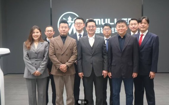 왼쪽부터 소피아 한중기업가협회 상하이지부장, 리윈창 KMULLER 부총경리, 예썬 KMULLER 회장, 정걸 DTCH Mobility 과장, 김훈 한중기업가협회 회장, 김창하 한중기업가협회 상해지부 고문변호사, 윤종영 한양대학교 공과대학 교수(DTCH Mobility 설계·개조 총괄), 임유섭 DTCH Mobility 부회장, 서형원 한중기업가협회 비서장이 기념사진을 촬영하고 있다. (사진제공 한중기업가협회)