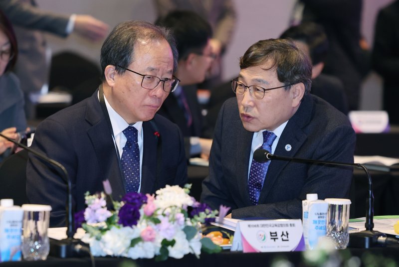 정근식 서울시교육감(오른쪽)과 김석준 부산시교육감이 지난 29일 오후 경기도 성남시 더블트리바이힐튼호텔에서 열린 제106회 대한민국시도교육감협의회 총회에서 대화하고 있다. (서울시교육청 제공. 재판매 및 DB 금지) 2026.1.30 ⓒ 뉴스1