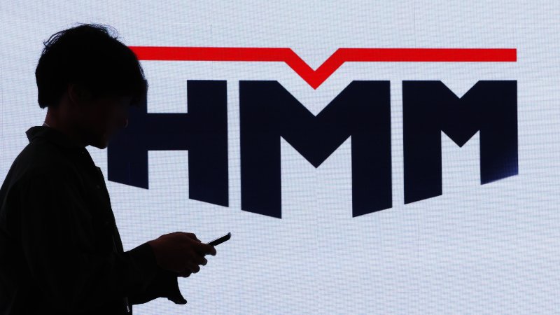 서울 여의도 HMM 본사 사무실 내부 전광판에 HMM 홍보 영상이 나오고 있다. 뉴시스