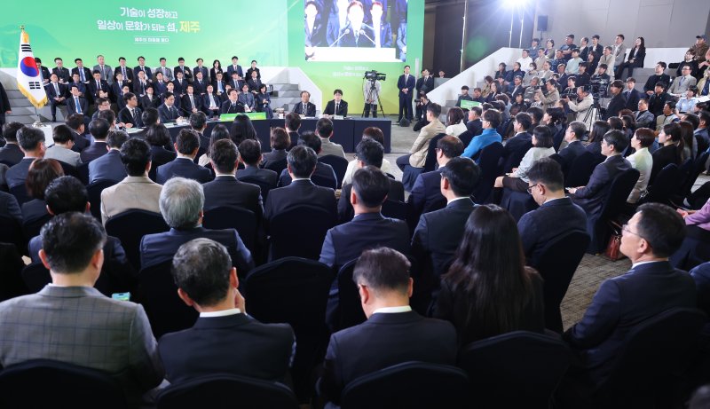 이재명 대통령이 30일 제주 타운홀 미팅에서 제주 4·3 후속조치와 에너지 대전환, 미래산업 육성 방안을 설명하고 있다. /사진=뉴시스