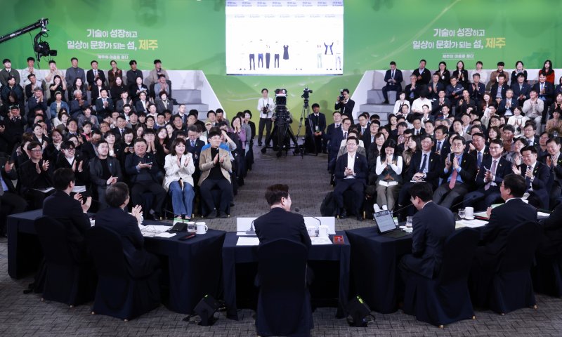 이재명 대통령이 30일 제주 한라대학교에서 열린 '제주의 마음을 듣다' 타운홀 미팅에서 배경훈 부총리 겸 과학기술정보통신부 장관과 대화하고 있다. /사진=뉴시스