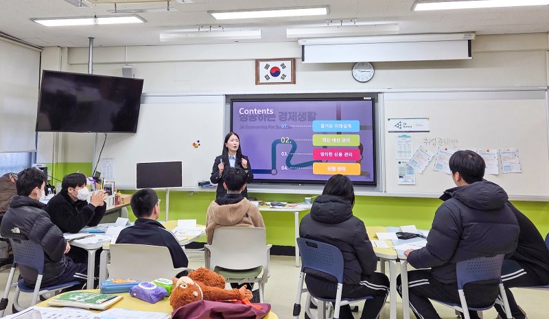 교보생명은 최근 서울 영등포구 관악고등학교에서 특수학급 학생들을 대상으로 올해 첫 금융교육을 시작했다. 이번 교육은 오는 12월까지 9개월간 사단법인 제이에이코리아와 협력해 전국 10개 장애인 학교 및 관련 기관, 100여명의 학생을 대상으로 진행될 예정이다. 교보생명 제공