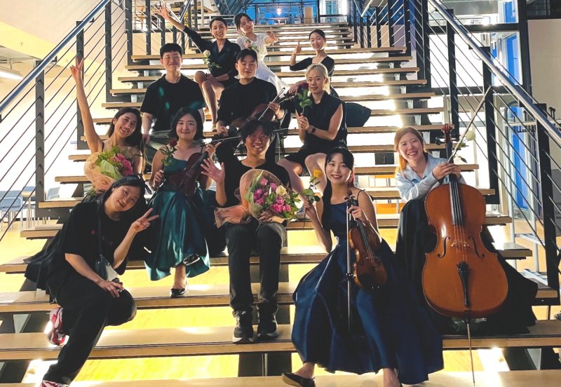 지난 2024년 전래동화 기반 클래식 음악을 발레와 결합한 작품 '2024 K-클래식 프로젝트'의 투어 일환으로 독일 에센 공립도서관을 찾은 강현민 음악감독과 단원들이 공연 직후 기념촬영하고 있다. 강현민 음악감독 제공