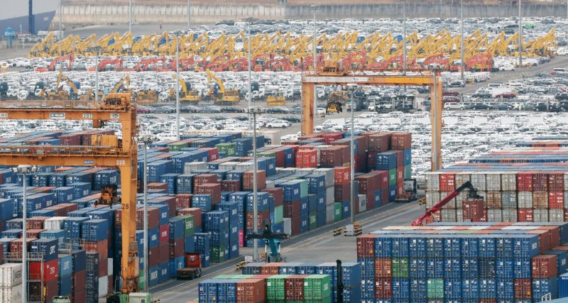 23일 경기 평택시 포승읍 평택항에 수출용 컨테이너가 쌓여 있다. 2026.2.23 ⓒ 뉴스1 김영운 기자