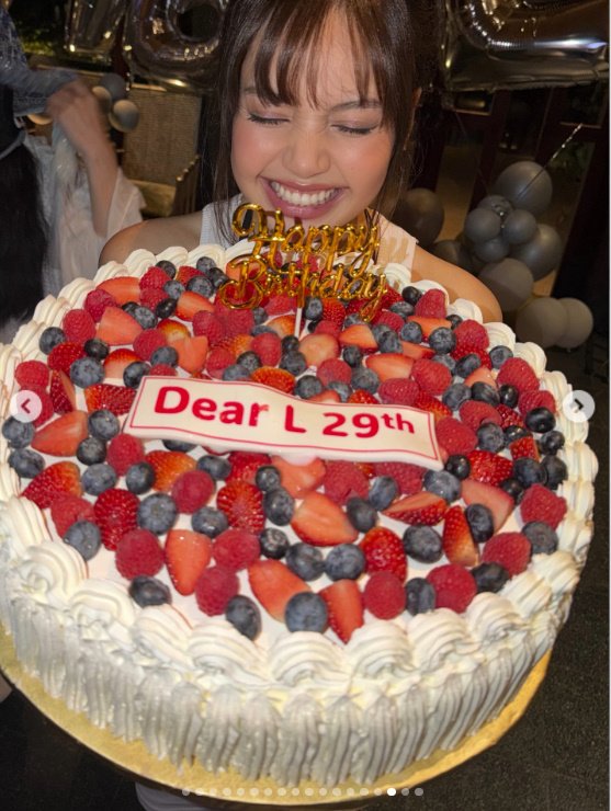 리사, 해변서 진주로 만든 비키니 입고 뽐낸 완벽한 슬렌더