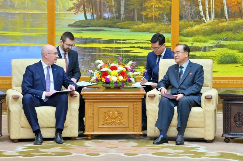 북한 최고인민회의 조용원 위원장이 지난 30일 평양의사당에서 타스통신사 총사장 안드레이 폰드라쇼브를 단장으로 하는 러시아 타스통신사대표단을 접견하고 있다. 노동신문/ 뉴스1