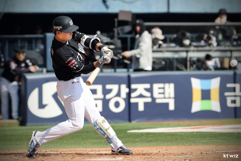 [서울=뉴시스] 프로야구 KT 위즈 이강민이 28일 서울 잠실구장에서 열린 LG 트윈스와의 2026 신한 쏠 KBO리그 개막전에서 안타를 치고 있다. (사진=KT 위즈 제공) 2026.03.28. *재판매 및 DB 금지