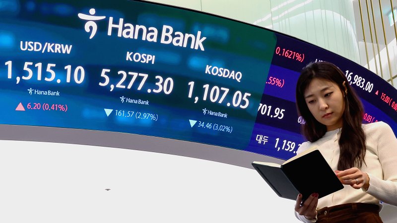 코스피 지수가 중동 확전 우려에 하락 마감한 30일 오후 서울 중구 하나은행 딜링룸 현황판에 전장대비 161.57포인트(2.97%) 하락한 5,277.30을 나타내고 있다. 2026.3.30 ⓒ 뉴스1 조연우 인턴기자