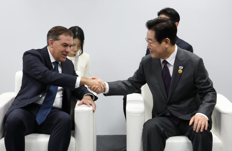 [경주=뉴시스] 고범준 기자 = 이재명 대통령이 29일 경북 경주예술의전당에서 맷 가먼 아마존웹서비스(AWS) 대표를 접견하고 있다. 2025.10.29. bjko@newsis.com