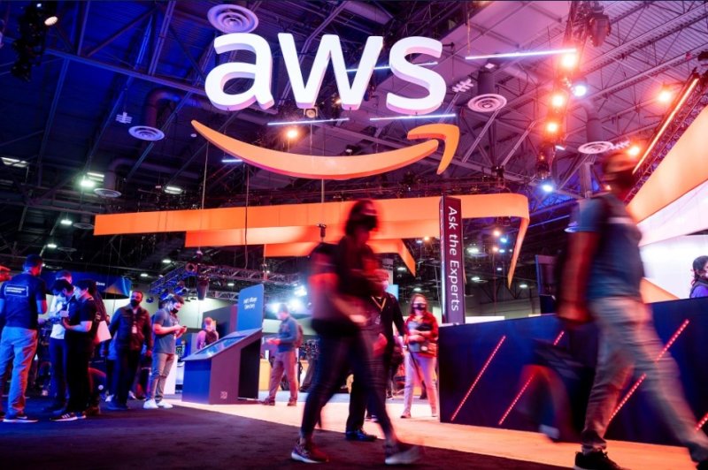 [서울=뉴시스]기업들을 위한 클라우드 서비스 주요 제공업체인 아마존 웹 서비스(AWS)는 웹사이트와 앱 등 수백 개의 웹사이트와 앱이 서비스 중단과 중단을 보고함에 따라 클라우드 서비스 운영에 문제가 발생하고 있으며, 문제를 해결하기 위해 노력하고 있다고 말했다고 뉴욕 타임스가 20일 보도했다. <사진 출처 : NBC> 2025.10.20.