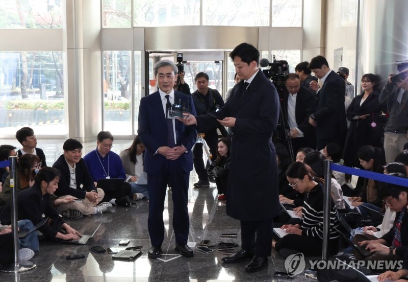 답변하는 신현송 후보자 (출처=연합뉴스)