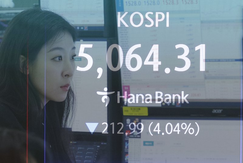 장중 코스피가 5100선 아래로 떨어지고 달러·원 환율이 장중 1525원을 넘어선 31일 오전 서울 중구 하나은행 본점에서 딜러가 업무를 보고 있다. (다중노출) 2026.3.31 ⓒ 뉴스1 안은나 기자