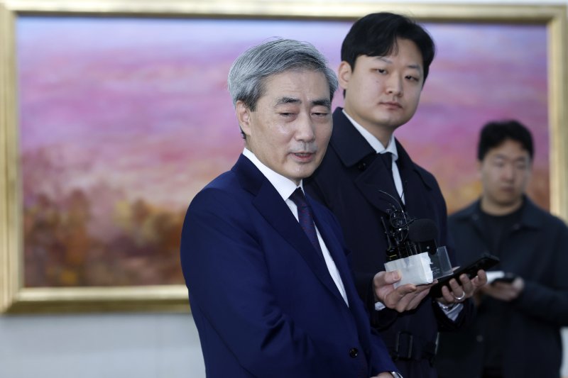 신현송 한국은행 총재 후보자가 31일 오전 서울시 중구 세종대로 한화금융플라자에 마련된 청문회 준비 사무실로 출근하며 취재진의 질문에 답하고 있다. 2026.3.31 ⓒ 뉴스1 박정호 기자