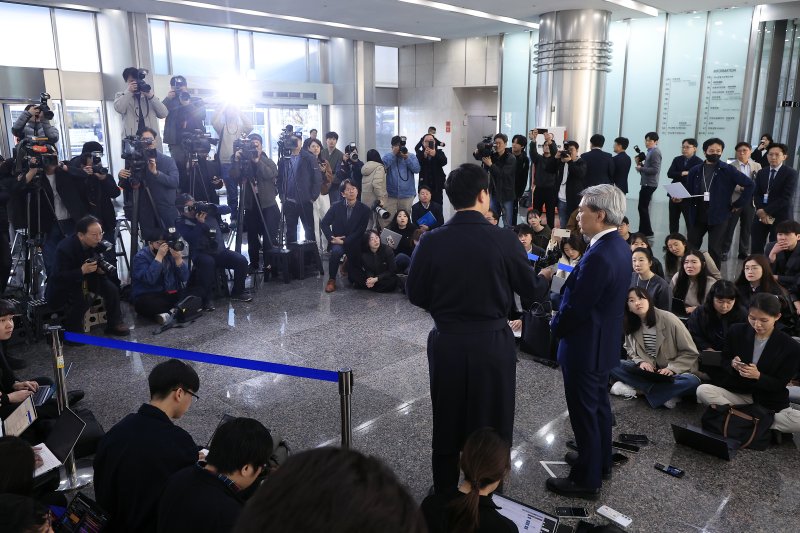 신현송 한국은행 총재 후보자가 31일 오전 서울시 중구 세종대로 한화금융플라자에 마련된 청문회 준비 사무실로 출근하며 취재진의 질문에 답하고 있다. 2026.3.31 ⓒ 뉴스1 박정호 기자