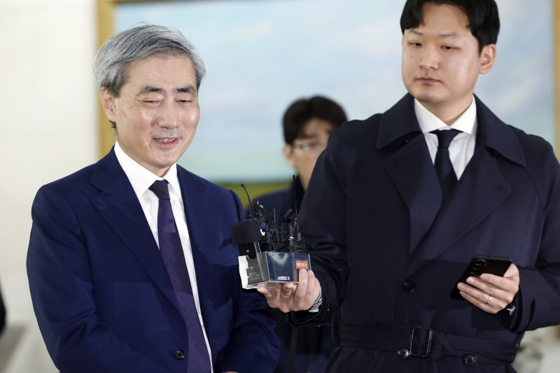 신현송 한국은행 총재 후보자가 31일 오전 서울시 중구 세종대로 한화금융플라자에 마련된 청문회 준비 사무실로 출근하며 취재진의 질문에 답하고 있다. 2026.3.31 ⓒ 뉴스1 박정호 기자