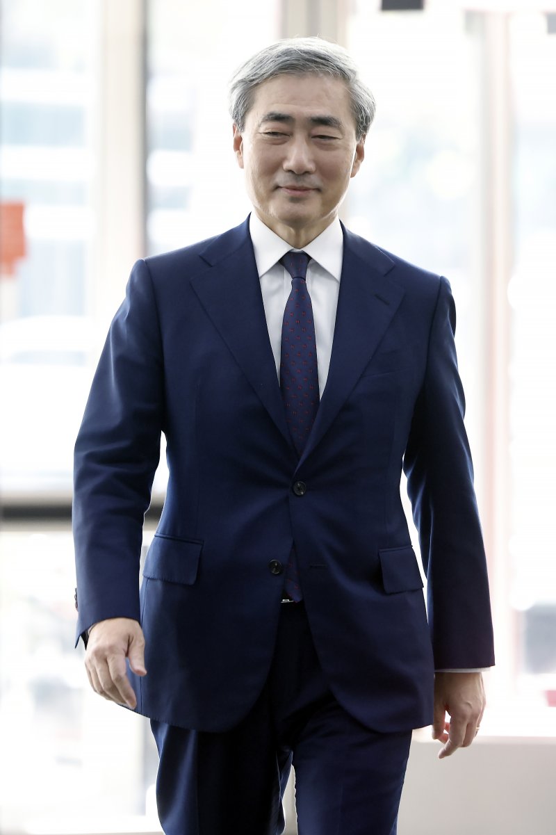 신현송 한국은행 총재 후보자가 31일 오전 서울시 중구 세종대로 한화금융플라자에 마련된 청문회 준비 사무실로 출근하고 있다. 2026.3.31 ⓒ 뉴스1 박정호 기자