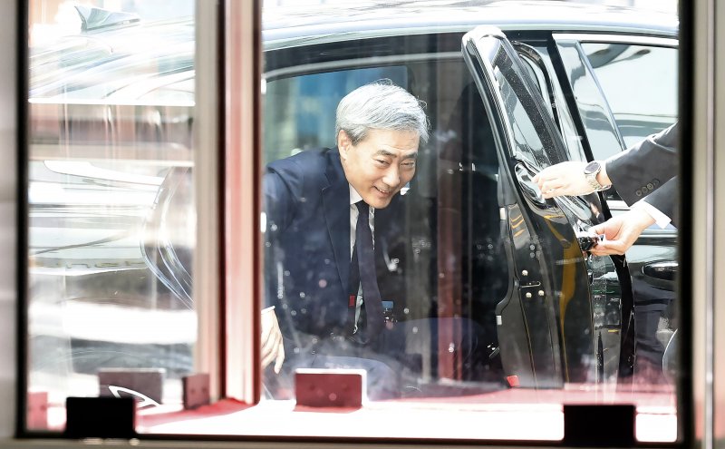 신현송 한국은행 총재 후보자가 31일 오전 서울시 중구 세종대로 한화금융플라자에 마련된 청문회 준비 사무실로 출근하고 있다. 2026.3.31 ⓒ 뉴스1 박정호 기자