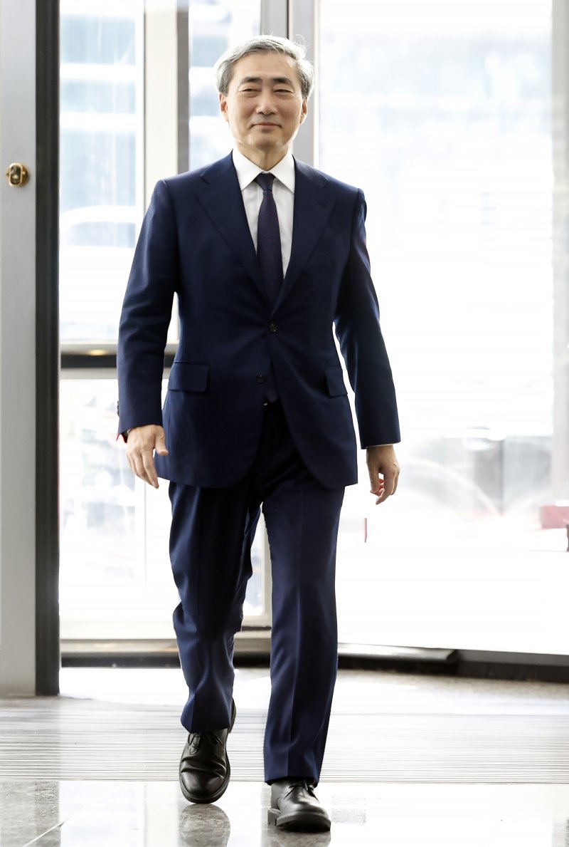 신현송 한국은행 총재 후보자가 31일 오전 서울시 중구 세종대로 한화금융플라자에 마련된 청문회 준비 사무실로 출근하고 있다. 2026.3.31 ⓒ 뉴스1 박정호 기자