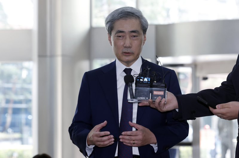 신현송 한국은행 총재 후보자가 31일 오전 서울시 중구 세종대로 한화금융플라자에 마련된 청문회 준비 사무실로 출근하며 취재진의 질문에 답하고 있다. 2026.3.31 ⓒ 뉴스1 박정호 기자