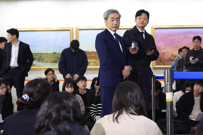 신현송 한국은행 총재 후보자가 31일 오전 서울시 중구 세종대로 한화금융플라자에 마련된 청문회 준비 사무실로 출근하며 취재진의 질문에 답하고 있다. 2026.3.31 ⓒ 뉴스1 박정호 기자