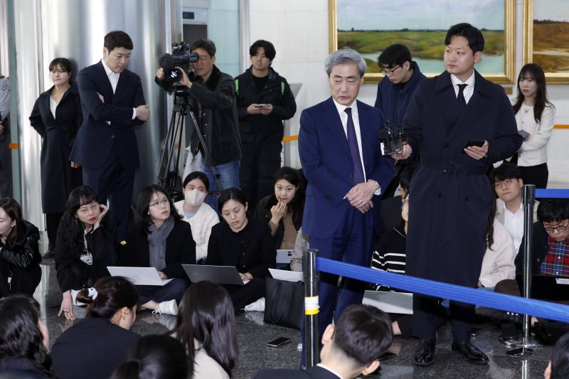신현송 한국은행 총재 후보자가 31일 오전 서울시 중구 세종대로 한화금융플라자에 마련된 청문회 준비 사무실로 출근하며 취재진의 질문에 답하고 있다. 2026.3.31 ⓒ 뉴스1 박정호 기자