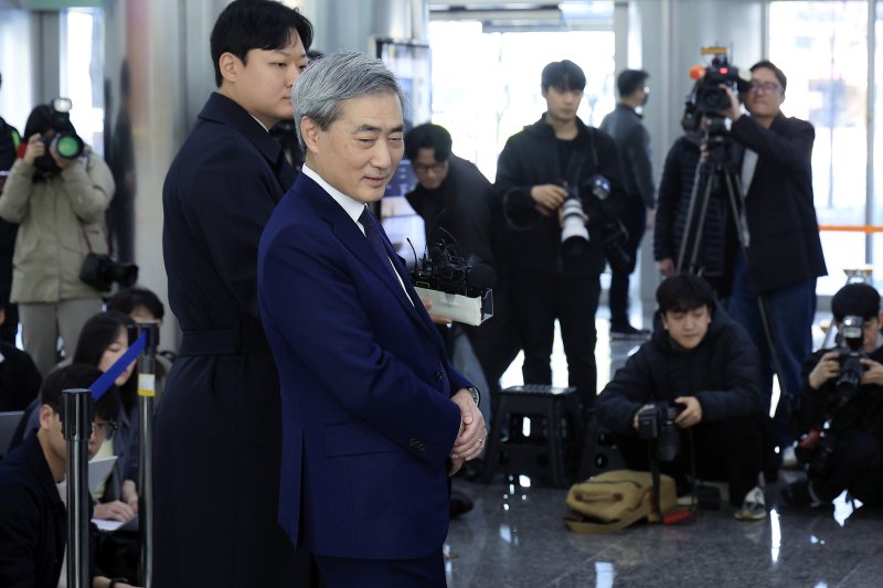 신현송 한국은행 총재 후보자가 31일 오전 서울시 중구 세종대로 한화금융플라자에 마련된 청문회 준비 사무실로 출근하며 취재진의 질문을 받고 있다. 2026.3.31 ⓒ 뉴스1 박정호 기자