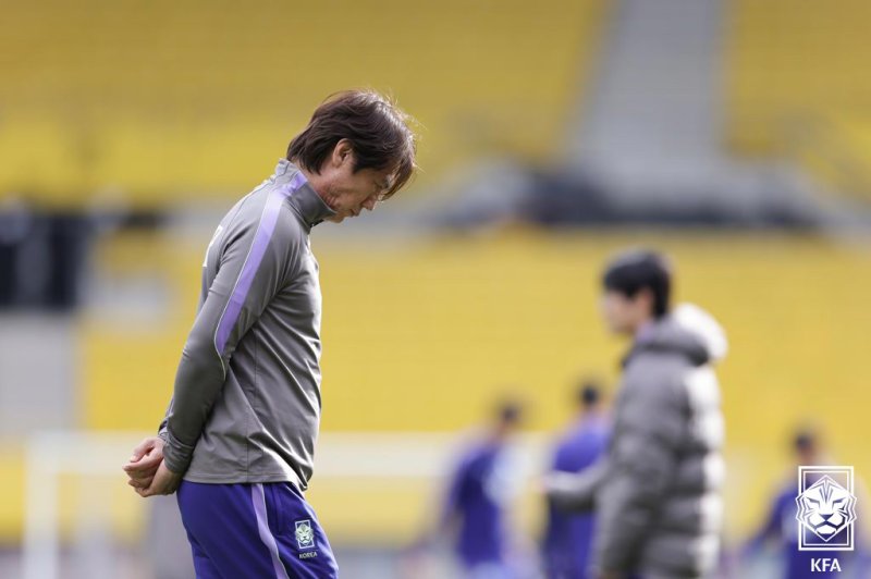 축구국가대표팀 홍명보 감독이 오스트리아전을 하루 앞둔 30일(현지 시간) 오스트리아 비엔나 에른스트하펠스타디온에서 생각에 잠겨 있다. 대한축구협회 제공