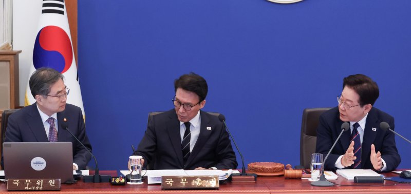 이재명 대통령이 31일 청와대에서 열린 국무회의에서 조현 외교부 장관에게 질문하고 있다. 연합뉴스