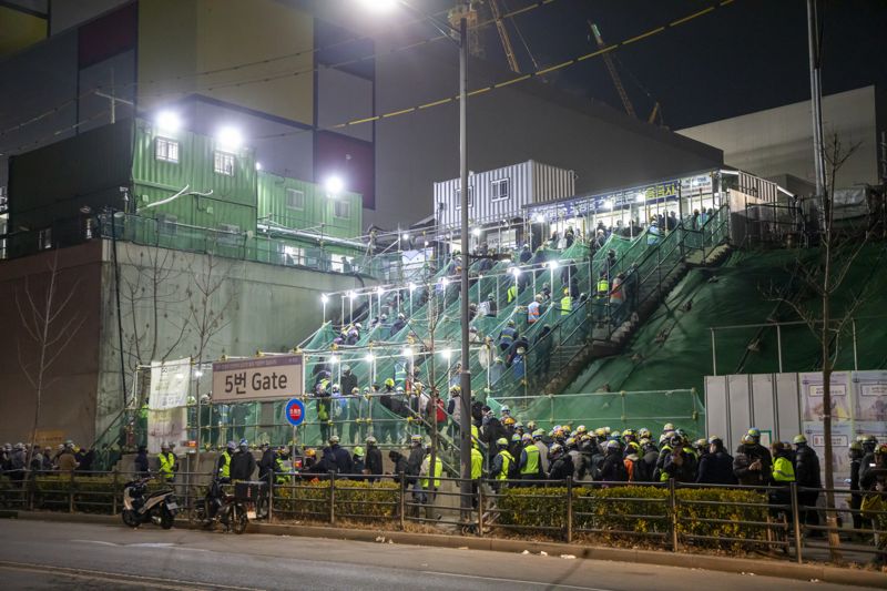 삼성전자 평택캠퍼스 P5조성을 위해 새벽부터 현장 근로자들의 출근하는 모습. 반도건설 제공