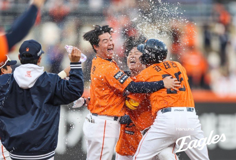 28일 대전 한화생명볼파크에서 열린 2026 신한 쏠 KBO리그 키움 히어로즈와의 경기에서 끝내기 안타를 친 뒤 동료들과 기뻐하고 있다. 한화이글스 제공