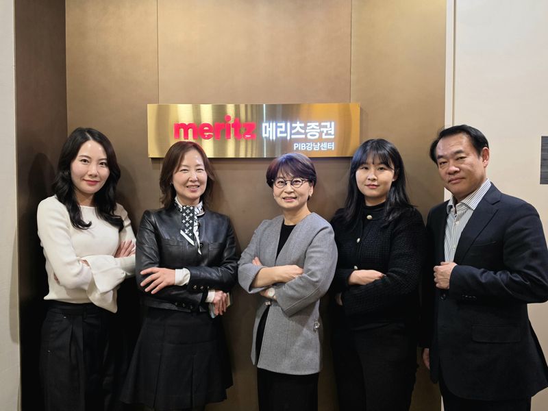 왼쪽부터 메리츠증권 PIB강남센터의 김성희 과장, 김선영 상무, 최문희 센터장, 오윤서 과장, 이진규 이사. 사진=임상혁 기자