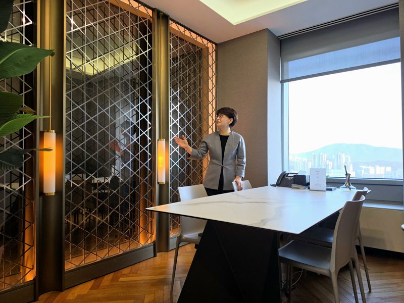 최문희 메리츠증권 PIB강남센터 센터장이 상담 시설을 소개하고 있다. 사진=임상혁 기자