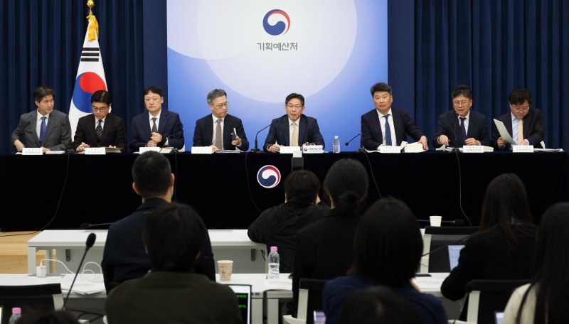 [세종=뉴시스] 강종민 기자 = 조용범 기획예산처 예산실장이 지난 27일 세종시 정부세종청사에서 2026년도 추가경정예산안 주요내용을 설명하고 있다. 2026.03.31. ppkjm@newsis.com