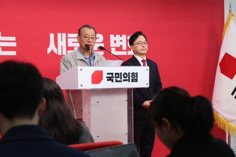 [서울=뉴시스] 고승민 기자 = 이정현 국민의힘 공천관리위원장이 31일 서울 여의도 당사에서 50만 이상 도시 경선결과를 발표하고 있다. 이 위원장은 이후 공관위원장직 사퇴 의사를 밝혔다. 2026.03.31. kkssmm99@newsis.com