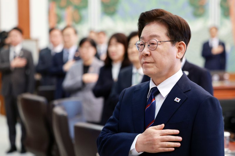 [서울=뉴시스] 고범준 기자 = 이재명 대통령이 31일 청와대에서 열린 국무회의에서 참석자들과 국민의례를 하고 있다. 2026.03.31. bjko@newsis.com