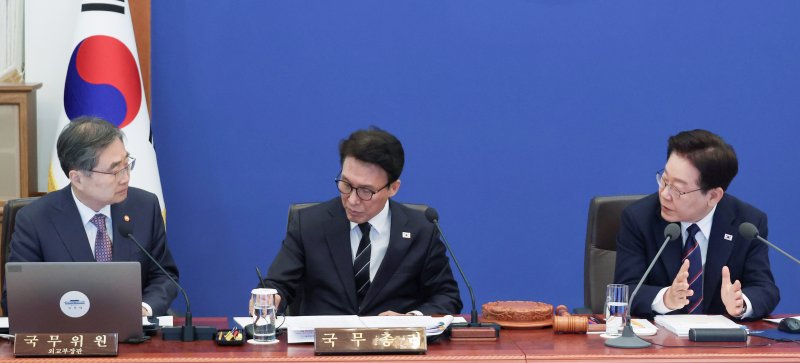 [서울=뉴시스] 고범준 기자 = 이재명 대통령이 31일 청와대에서 열린 국무회의에서 조현 외교부 장관에게 중동전쟁 대응현황 관련 질문을 하고 있다. 2026.03.31. bjko@newsis.com