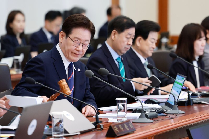 [서울=뉴시스] 고범준 기자 = 이재명 대통령이 31일 청와대에서 열린 국무회의에서 의사봉을 두드리며 개회 선언을 하고 있다. 2026.03.31. bjko@newsis.com