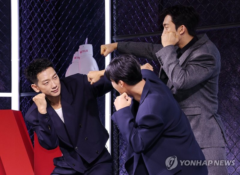 포즈 취하는 정지훈-우도환-이상이 (출처=연합뉴스)