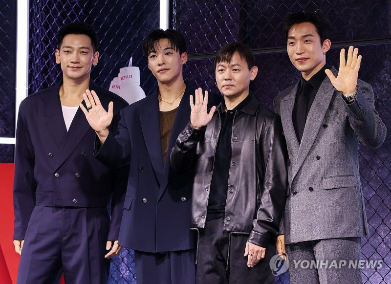 '사냥개들2' 포즈 취하는 감독과 출연진 (출처=연합뉴스)