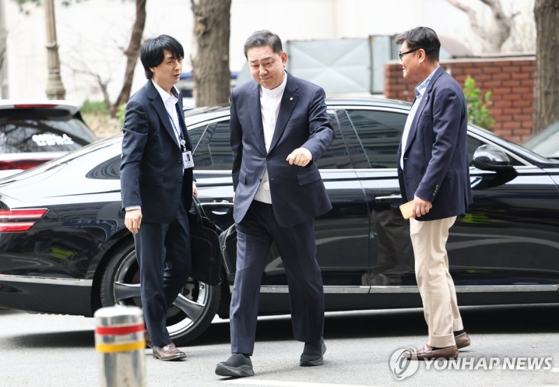 김병기 의원, 공공범죄수사대 출석 (출처=연합뉴스)