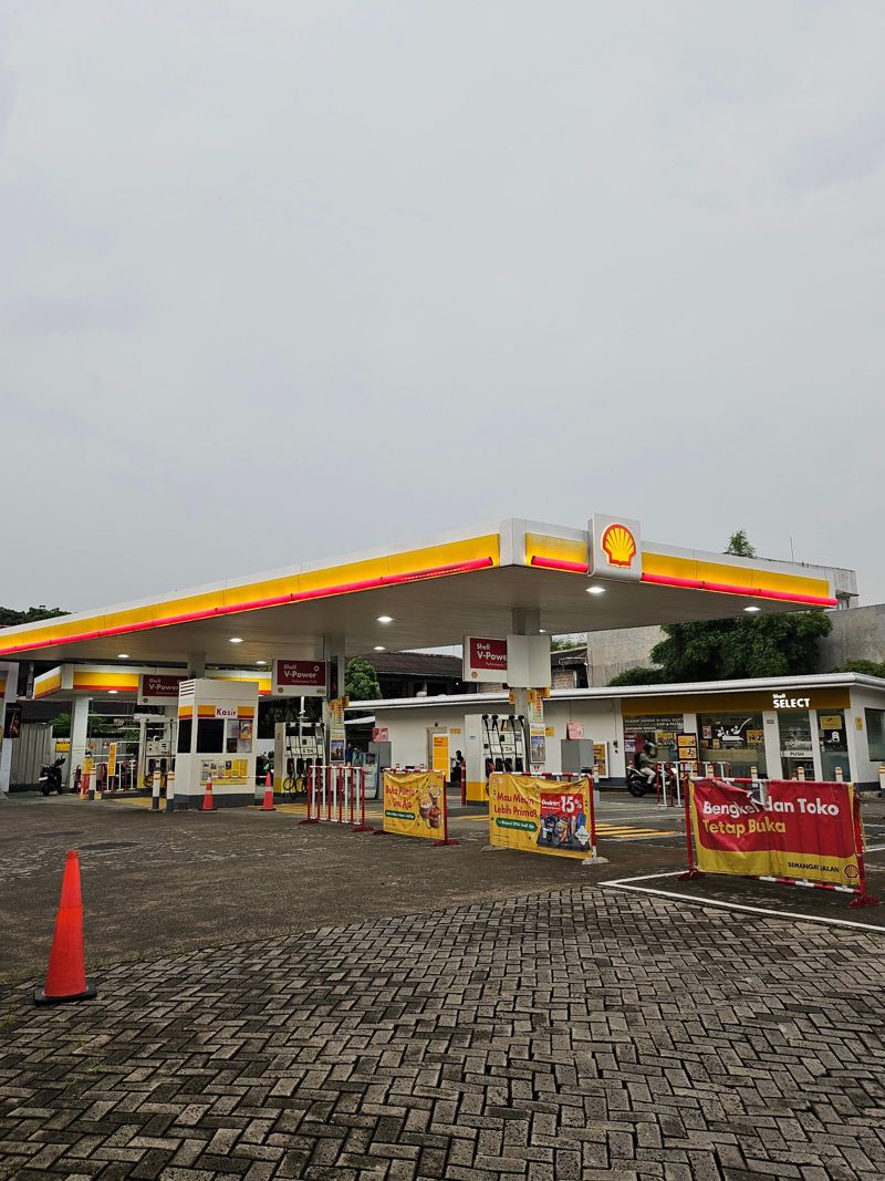 3월 30일 인도네시아 자카르타에 위치한 보조금을 지급하지 않는 고급 휘발유를 주로 취급하는 셸의 주유소에는 인적이 드물다. 사진=아울리아 마울리다 함다니 통신원