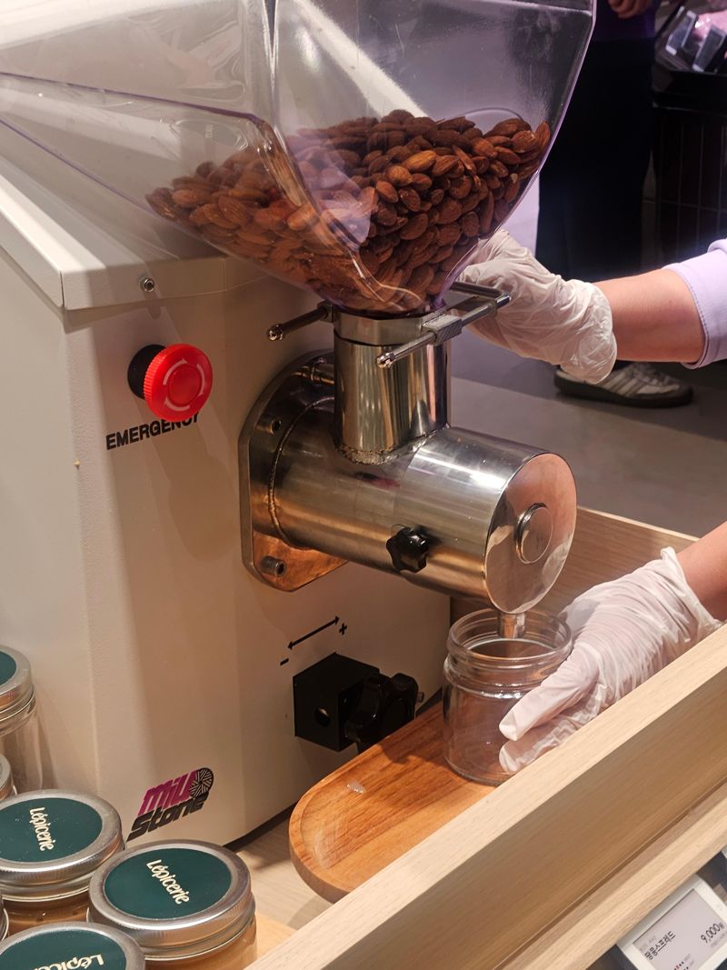 직원이 31일 서울 노원구 롯데백화점 노원점에서 견과류로 즉석에서 페이스트를 만들고 있다. 사진=이정화 기자