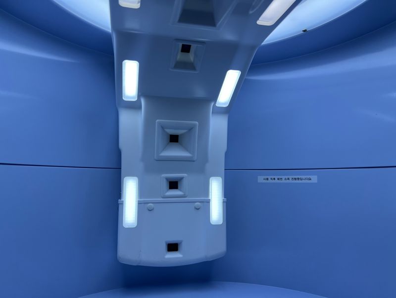 정면에 장착된 카메라. 카메라가 원통을 따라 이동하며 빠르게 사진을 촬영한다. 촬영하는 사진은 500여 장이 훌쩍 넘는다.