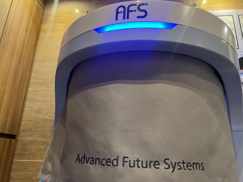 두피의 전,후,측면을 촬영하는 디바이스. 원통 모양의 디바이스 안에 들어가면 외부 빛이 차단되어 변수 없이 정확하게 두피 상태를 확인할 수 있다.