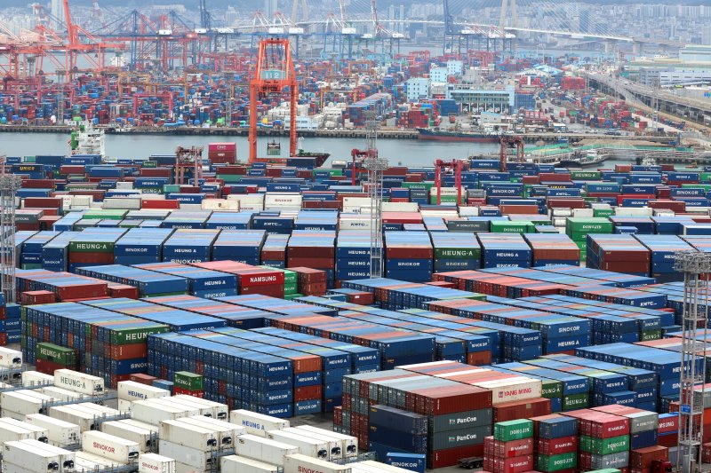 정부가 중동전쟁에 따른 수급 위기에 대응하기 위해 수입 에너지와 원료의 입항·하역 전에 통관 조치를 완료해 도착 즉시 국내에 반입되도록 규제를 완화한다. 사진은 지난달 31일 부산항 신선대부두와 감만부두 모습. 연합뉴스