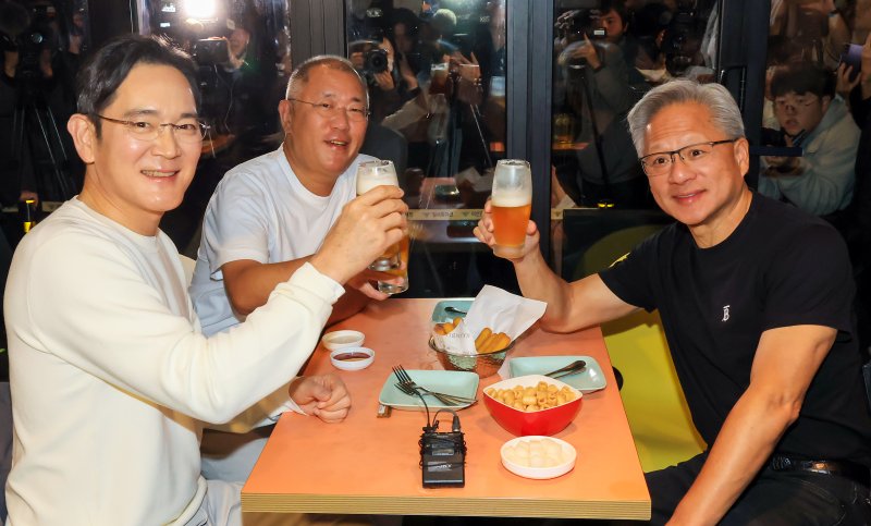 젠슨 황 엔비디아 최고경영자(CEO)가 지난해 10월 서울 강남구 삼성역 인근 깐부치킨 매장에서 이재용 삼성그룹 회장, 정의선 현대차그룹 회장과 치킨 회동을 하고 있다. 뉴스1