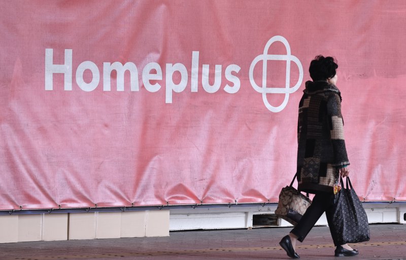 서울의 한 홈플러스 매장 앞으로 시민이 이동하고 있다. ⓒ 뉴스1