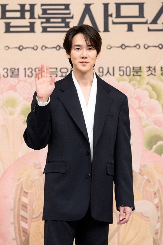 [서울=뉴시스] 11일 서울 양천구 SBS 사옥에서 열린 새 금토드라마 '신이랑 법률사무소' 제작발표회에서 배우 유연석이 포즈를 취하고 있다. (사진=SBS 제공) 2026.03.11.photo@newsis.com *재판매 및 DB 금지