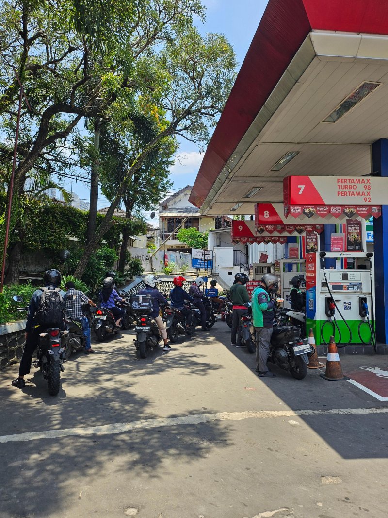 지난 30일 인도네시아 수도 자카르타 시내의 한 주유소에서 오토바이 운전자들이 주유를 위해 대기하고 있다. 사진=아울리아 마울리다 함다니 통신원